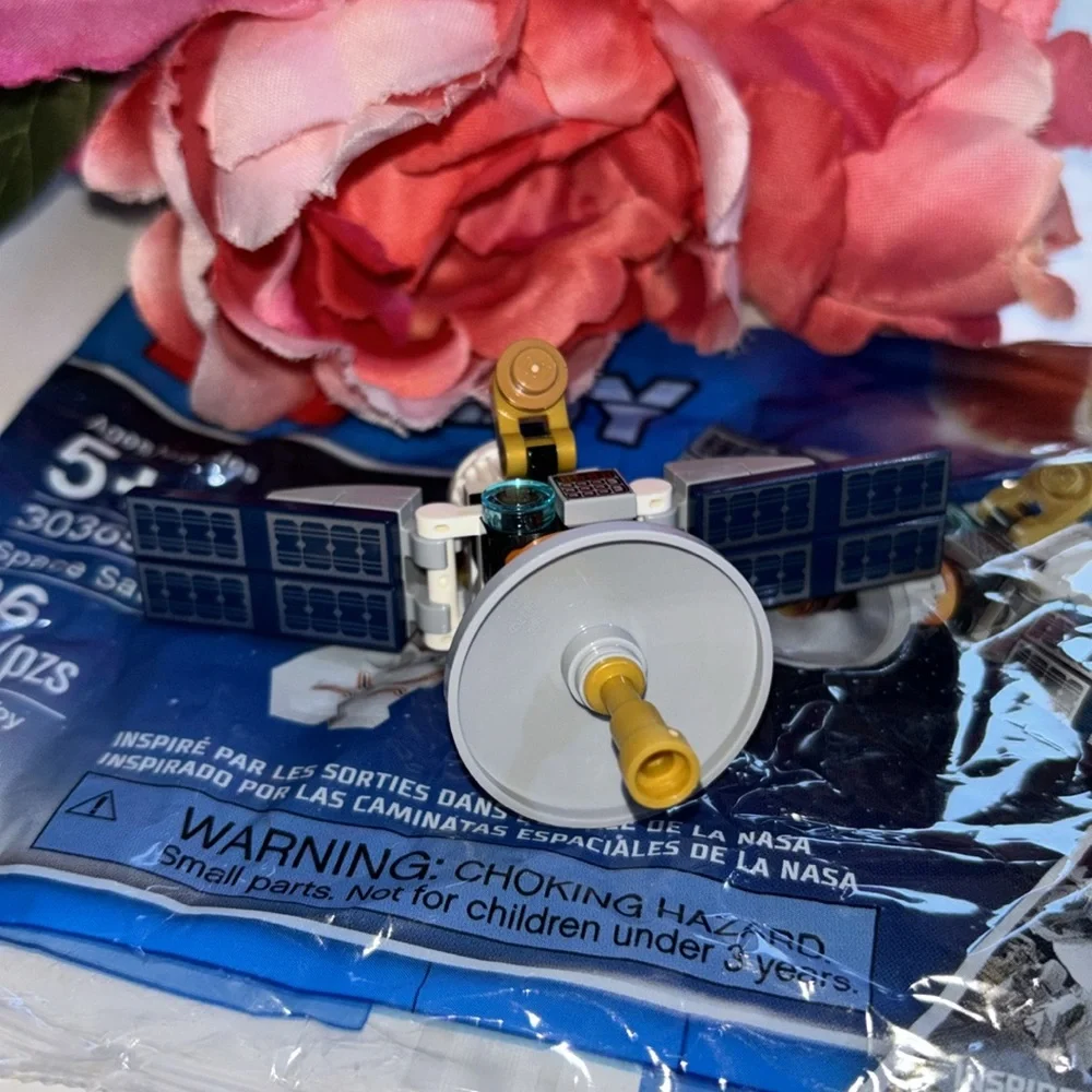 Lego City 30364 Astronaut gold face shield LEGO CITY: Space Satellite Minifig